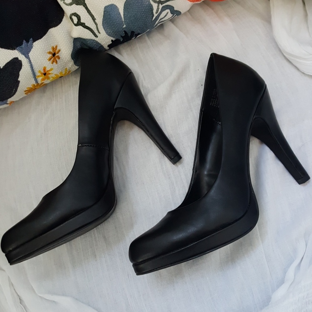 shoes - Picture 2 of 7